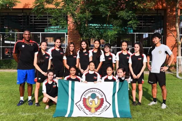 维尼修斯庆祝当选年度最佳球员 把World拼成word