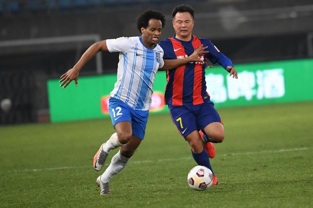 C罗庆祝击败达马克：打进2球全取3分